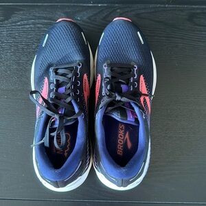 Brooks Women’s Adrenaline GTS 22 Running Shoe Black/Purple/Coral Color Size 9.5